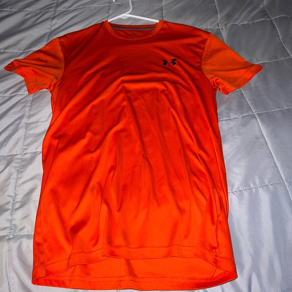 Men’s under armor T-shirt size medium **RUNS/FITS very small. Fits like a Small